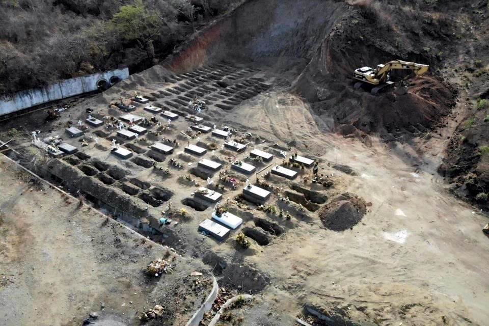 Tras la ocupación de las primeras 100 fosas, la maquinaria pesada ya tiene lista otra centena más para ser ocupada.