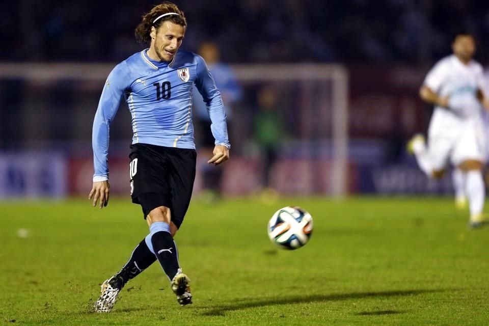 Diego Forlán también se dio tiempo para hablar de estratega mexicano Javier Aguirre.