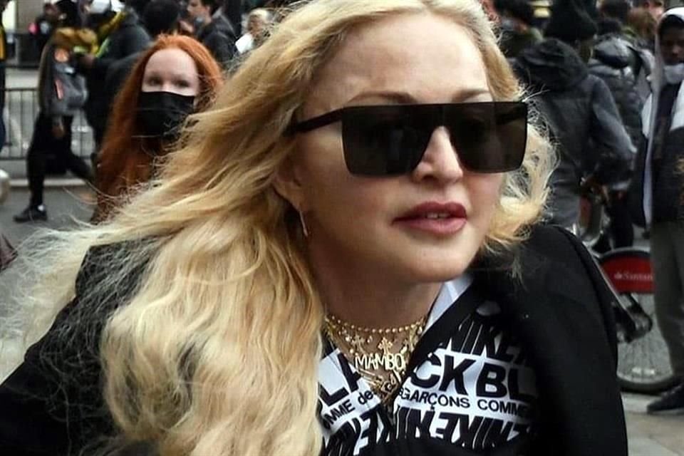 Madonna apareció en muletas en una protesta antiracista en Londres.