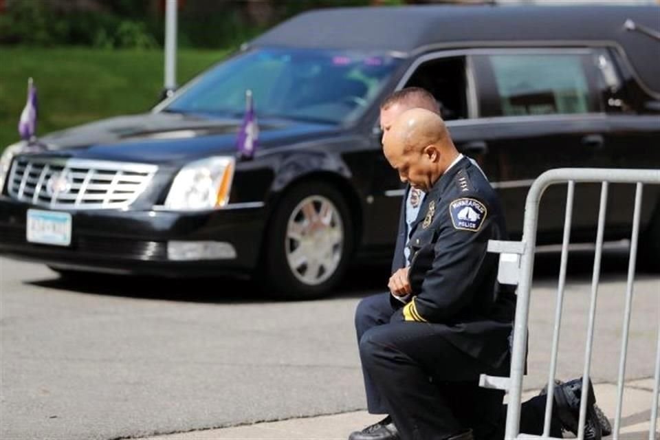 Oficiales de Minneapolis, incluido el jefe del departamento, Medaria Arradondo, se arrodillaron cuando el cuerpo de Floyd arribó a su sitio de velación el 4 de junio.