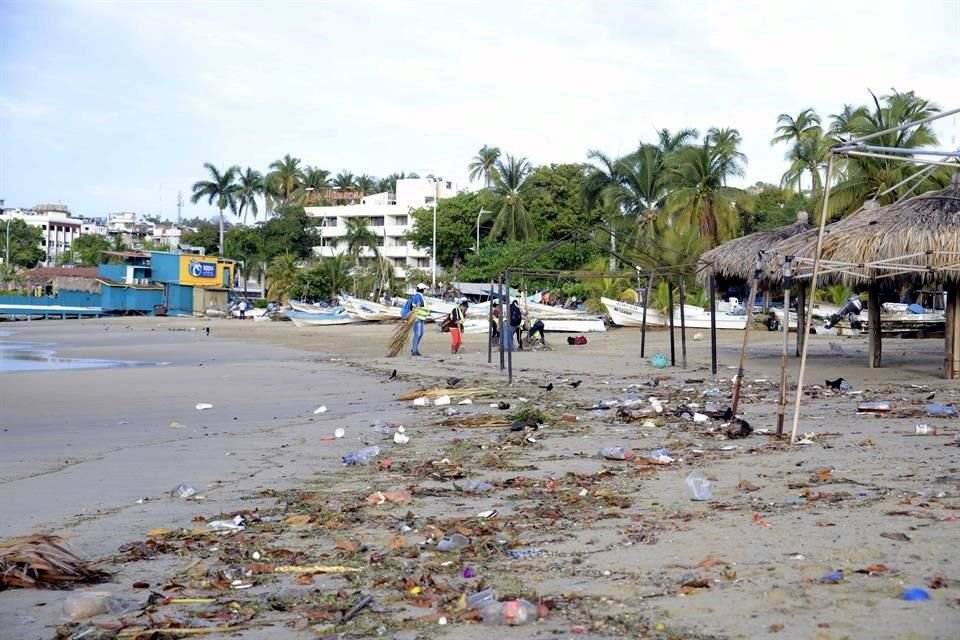 Aspectos de playas sucias en Acapulco.