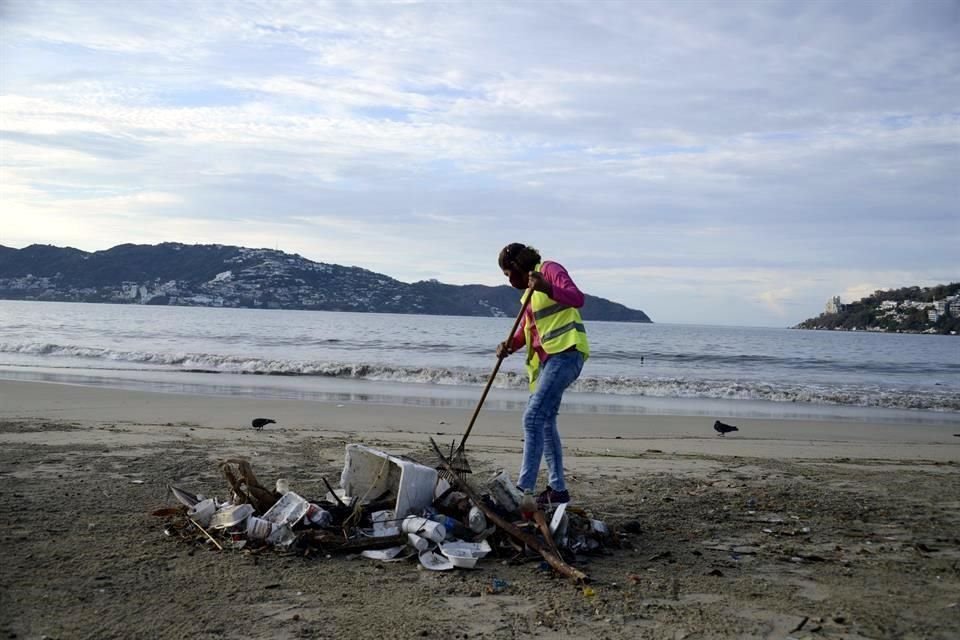 Personal de Protección Civil realizó limpieza en las playas.