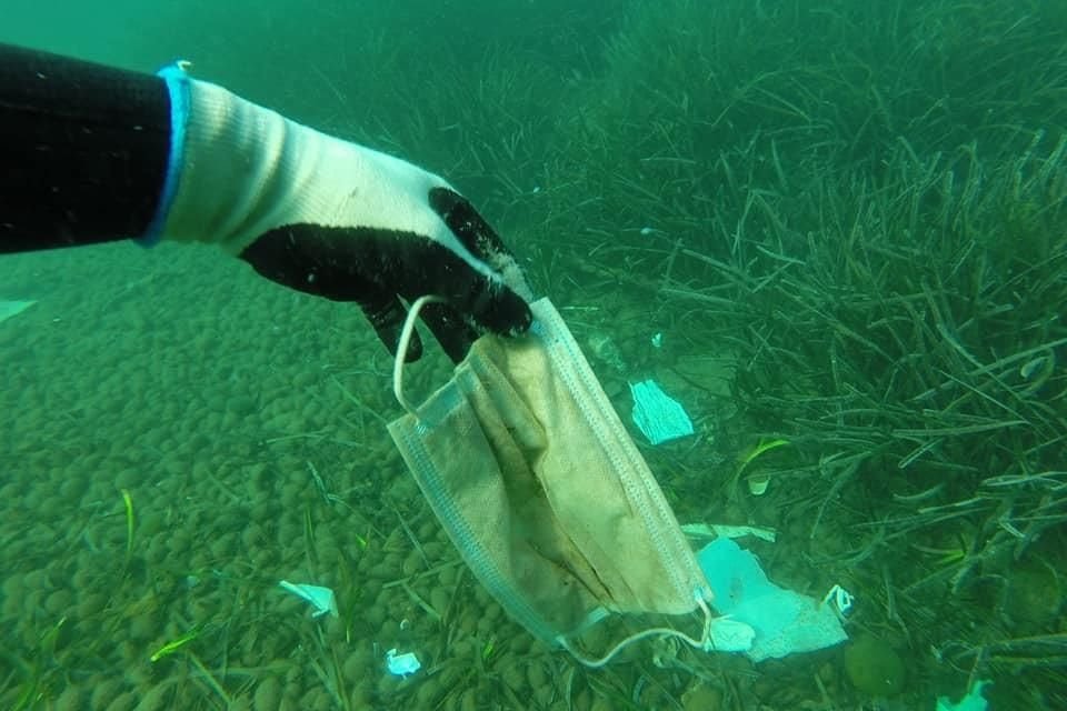 Los desechos sanitarios del Covid-19, como guantes, cubrebocas y máscaras, comenzaron a llegar a los océanos.