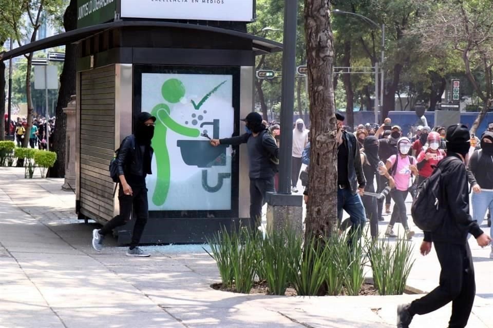 Manifestantes partieron del Ángel hacia el Zócalo y dañaron mobiliario urbano con picos y pintas.