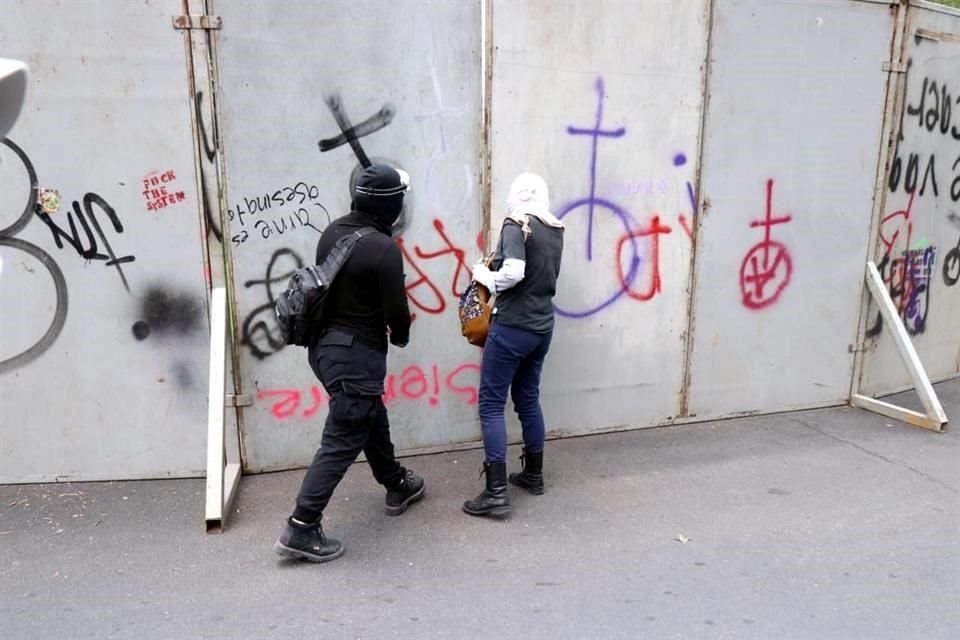 Desde las 13:30, comenzaron a reunirse alrededor del Ángel de la Independencia, con el rostro cubierto; en su mayoría con ropa oscura.