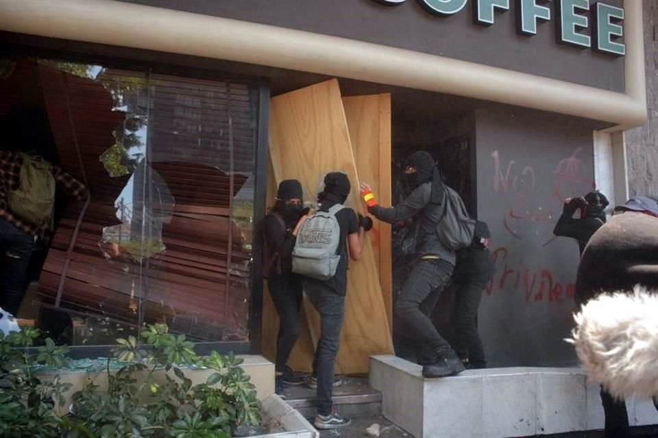 Los manifestantes causaron destrozos en un Starbucks de Reforma.