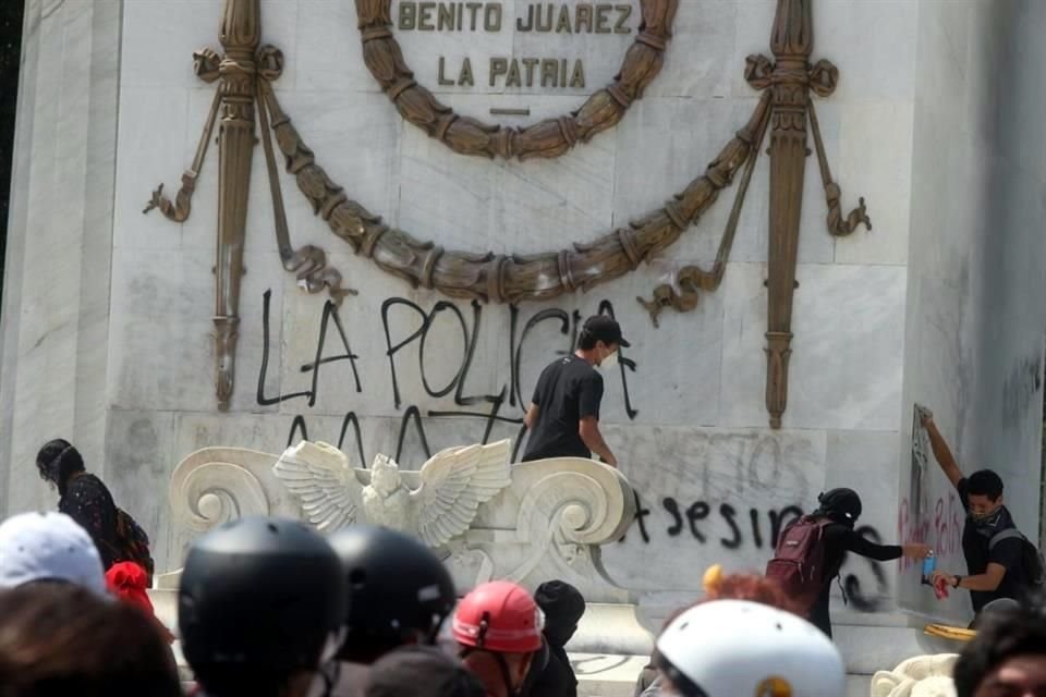 Encapuchados realizaron pintas en el Hemiciclo a Juárez.
