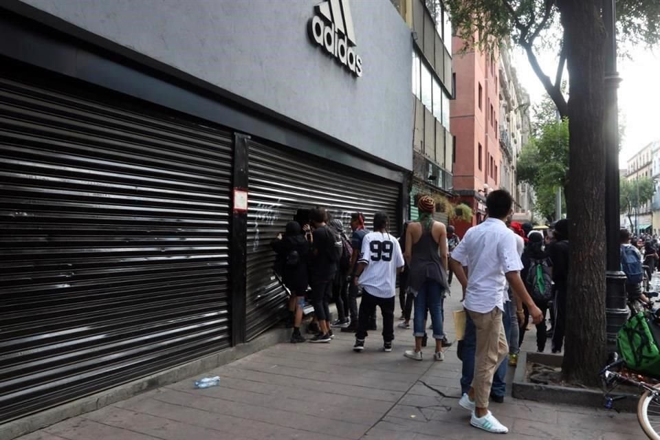Encapuchados saquearon una tienda Adidas en la Avenida 5 de mayo.