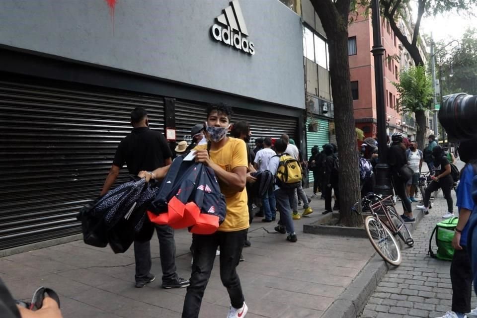 Encapuchados saquearon una tienda Adidas en la Avenida 5 de mayo.