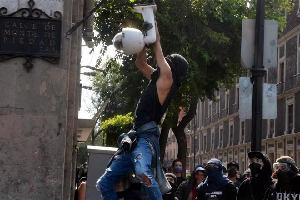 A su paso, también sacaron algunos comerciales de ropa, destruyeron semáforos peatonales, cámaras privadas y del C5.