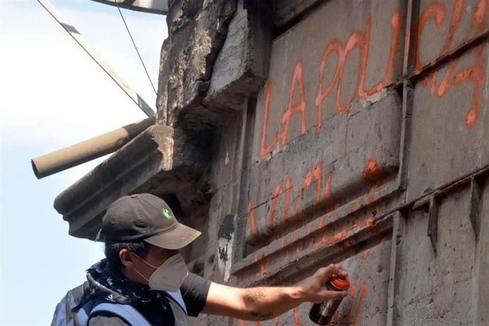 Algunos encapuchados derribaron bardas y pintaron paredes en el Zócalo capitalino.