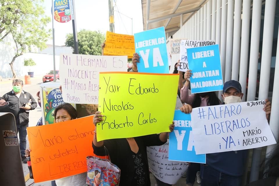 Durante una concentración afuera de Fiscalía, familiares de detenidos el sábado denunciaron que los jóvenes fueron capturados injustamente.