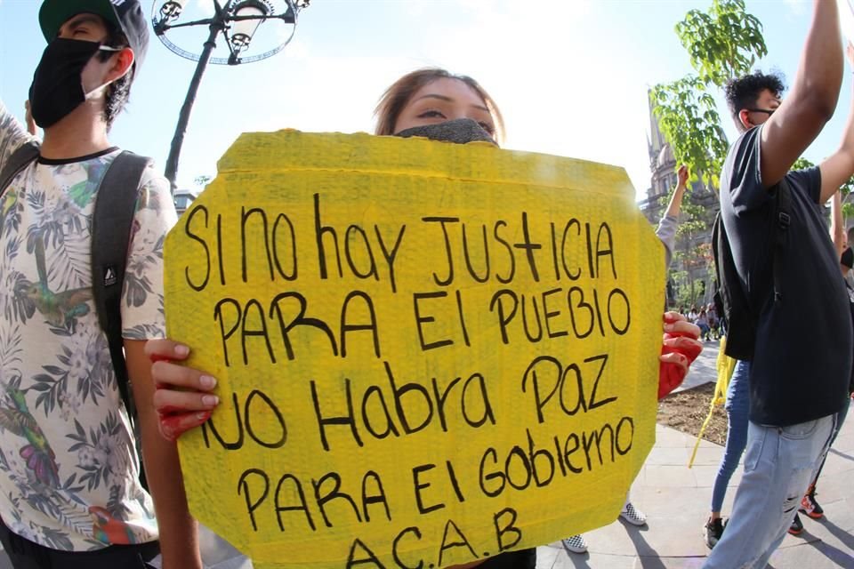 Un reducido grupo de jóvenes se manifestó esta tarde en Palacio de Gobierno, en donde plasmaron sus huellas con color rojo.