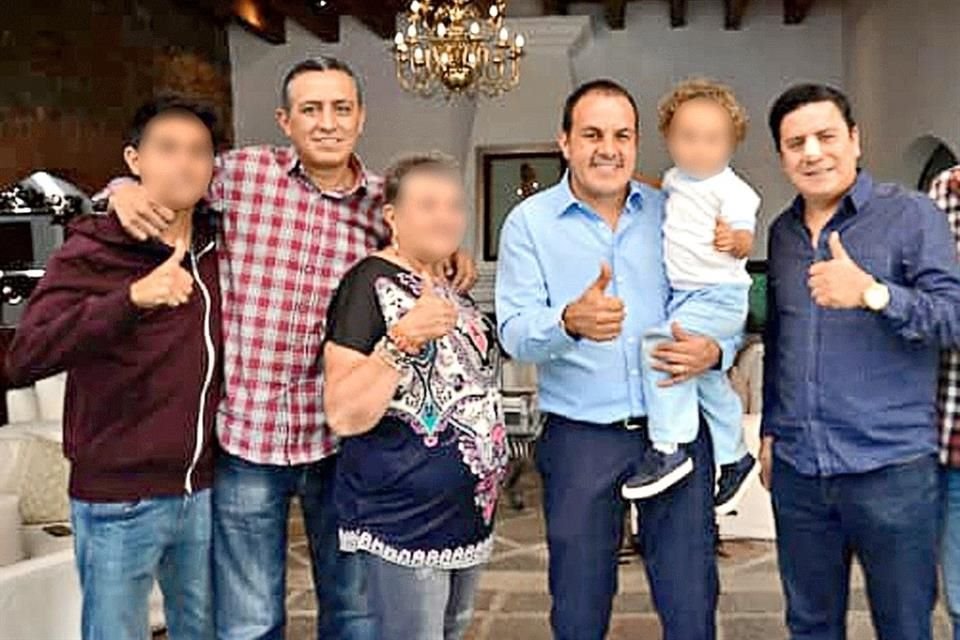 Ricardo y Ulises Bravo Molina flanquean a Cuauhtémoc Blanco, su medio hermano.