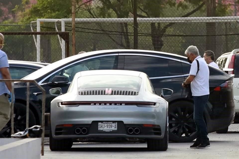 El técnico felino Ricardo Ferretti fue el primero en entrar y salir para practicarse el test.