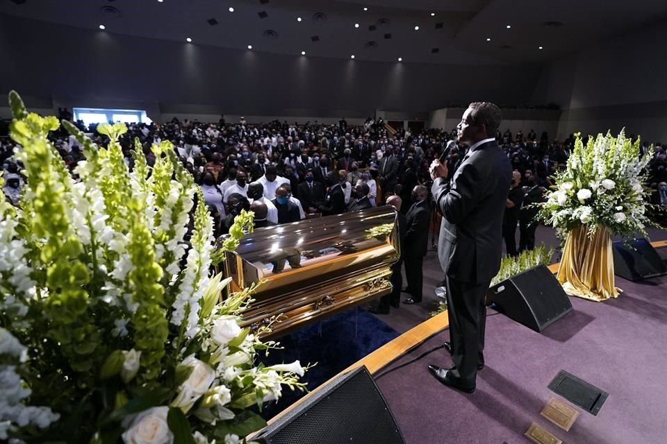 El parsto Demus Wright habla durante el funeral de Floyd en Houston.