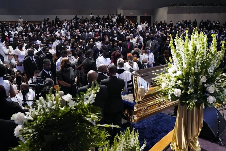 Tras semanas de protestas, George Floyd es despedido en un último funeral en Houston y será enterrado junto a su madre en servicio privado.