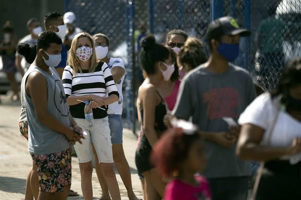 Personas esperan para realizarse una prueba de Covid-19 en Duque de Caxias, Brasil.