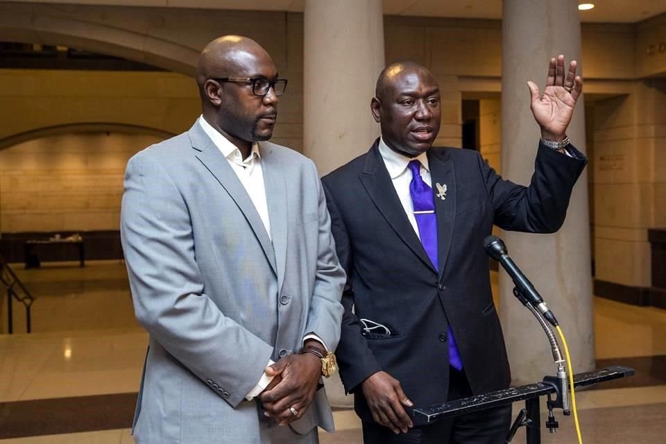 Philonise Floyd, junto al abogado de la familia, Ben Crump, habla con periodistas durante su visita a la Cámara baja.