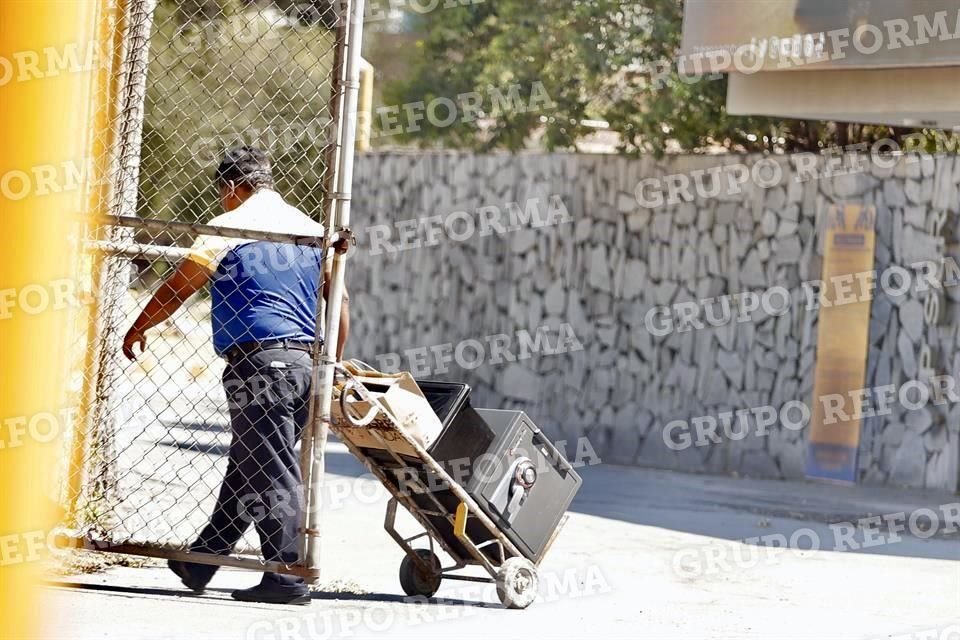 Empleados del Club Tigres retiraron algunas pertenencias del que fuera presidente felino.