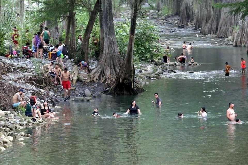 Mientras que algunas personas se meten al Río Ramos, otras aprovechan para asar carne, sin guardar la sana distancia ni usar cubrebocas.