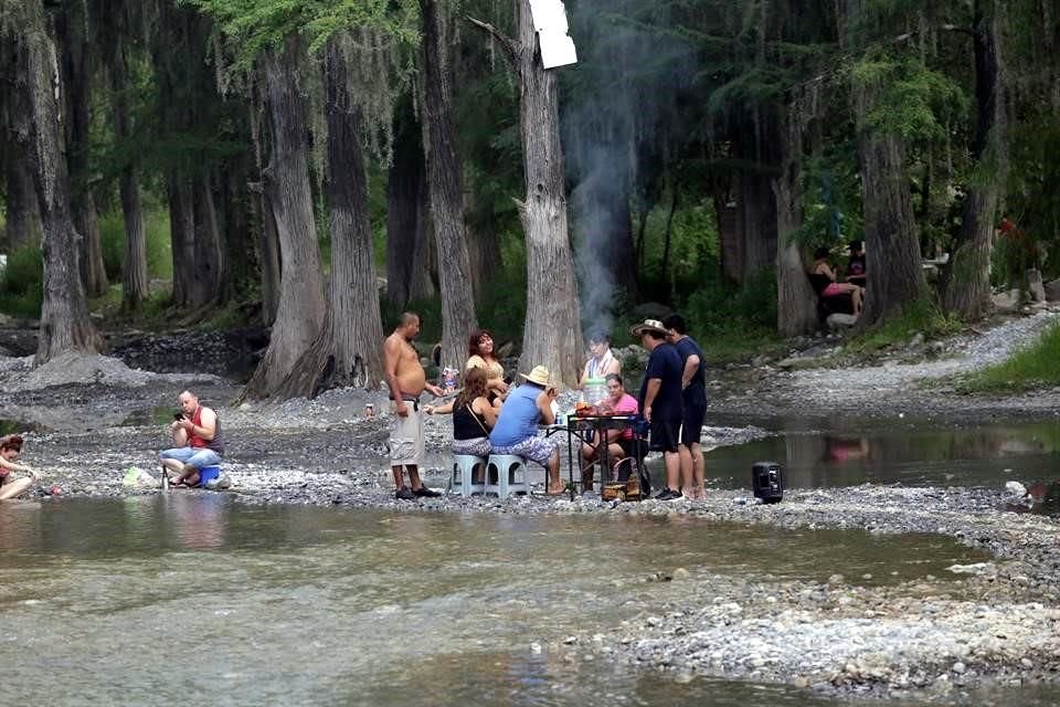 Mientras que algunas personas se meten al Río Ramos, otras aprovechan para asar carne, sin guardar la sana distancia ni usar cubrebocas.