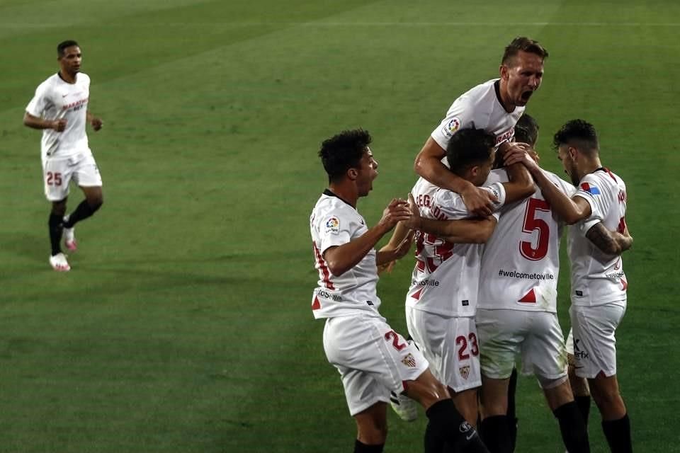 El Sevilla celebró sus goles sin guardar distancia.