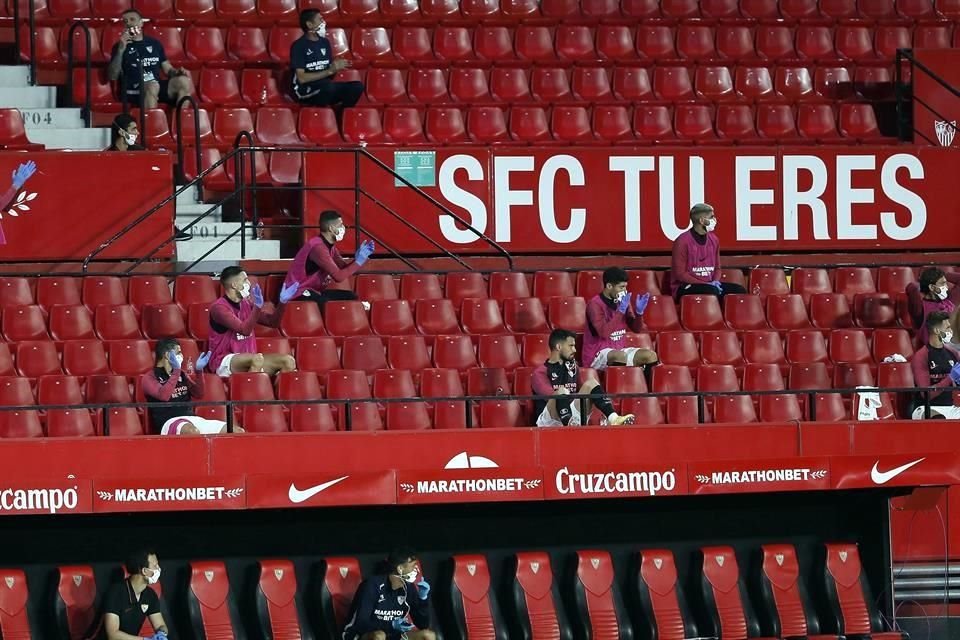 Los jugadores de la banca sí estuvieron separados.