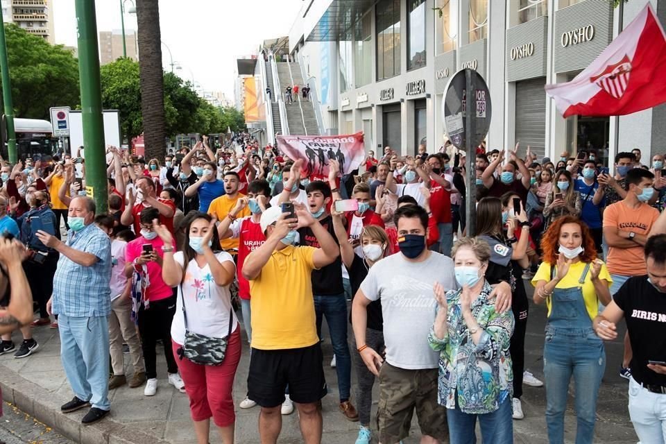 Aunque no pudieron entrar, aficionados recibieron a los equipos en la calle.