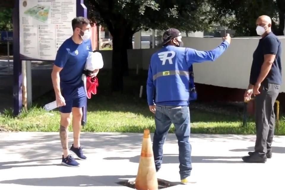 '¡Dale, wey!', le responde Gignac al aficionado, para apurarlo, pues iba a hacer las pruebas físicas y médicas.