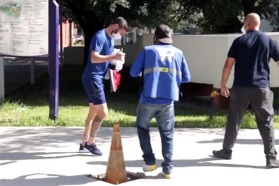 Tras un par de segundos y adoptando la 'sana distancia', André posa detrás del aficionado, quien le agradece al francés y se va feliz.