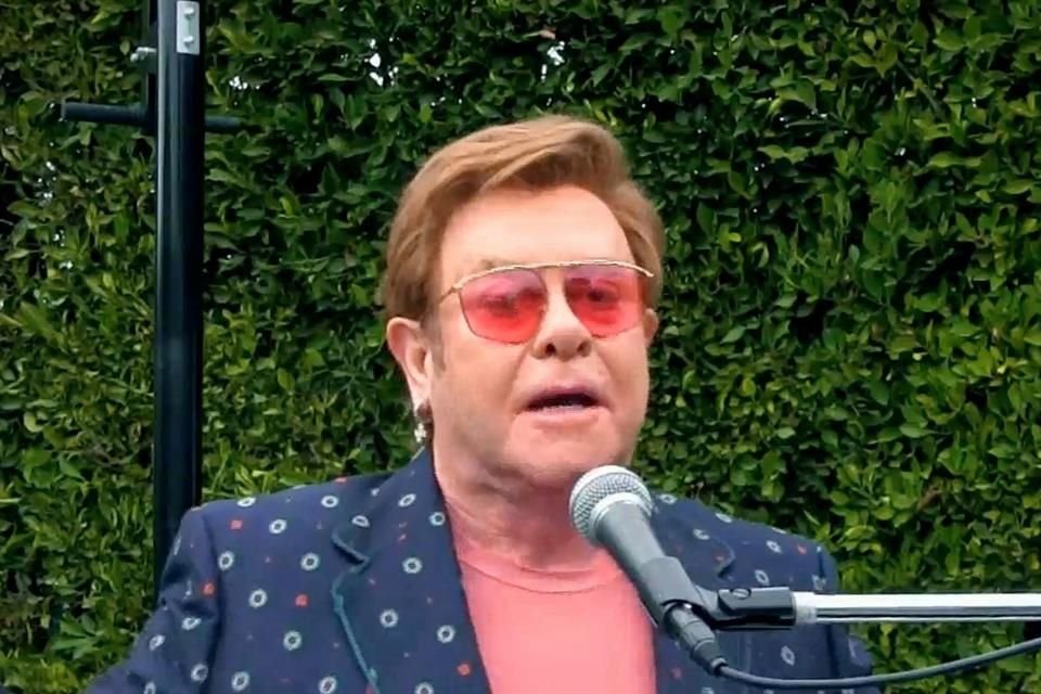 La propuesta de Surfaces de cantar y tocar un pequeño piano en 'Learn to Fly'' sorprendió a Elton John.