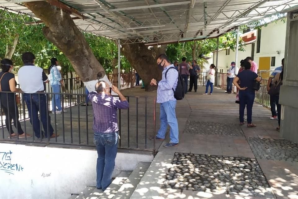 El grupo de trabajadores de la Fiscalía se reunió en la plaza 'Unidos por Guerrero'.