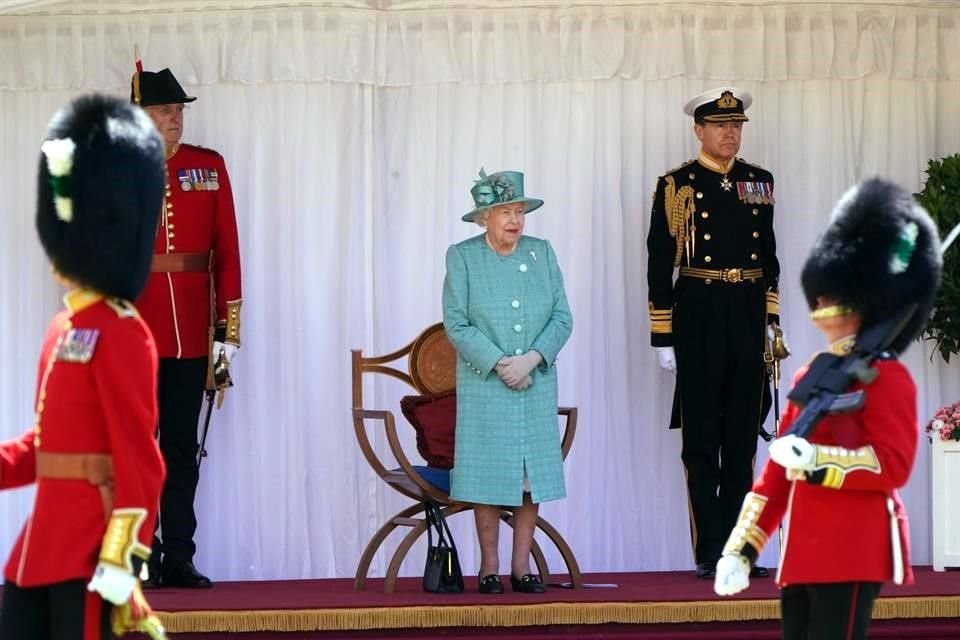 La Reina Isabel II festejó su cumpleaños con ceremonia reducida debido a pandemia de Covid-19.