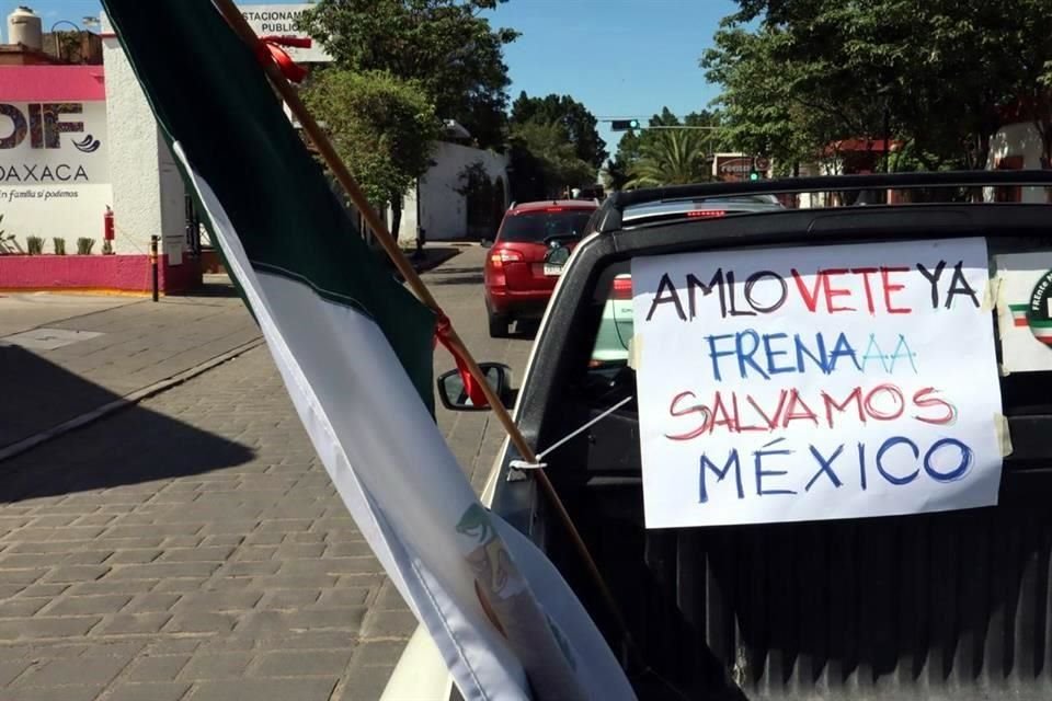 Camioneta en la caravana contra AMLO en la ciudad de Oaxaca.