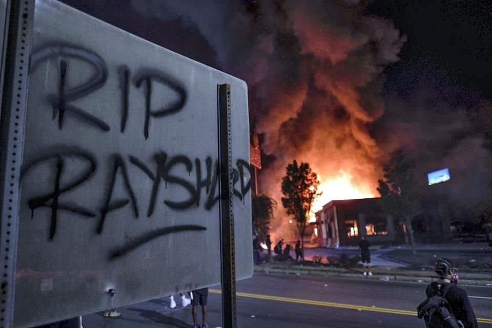 El Wendy's en donde le dispararon a Brooks fue prendido en llamas durante las protestas.