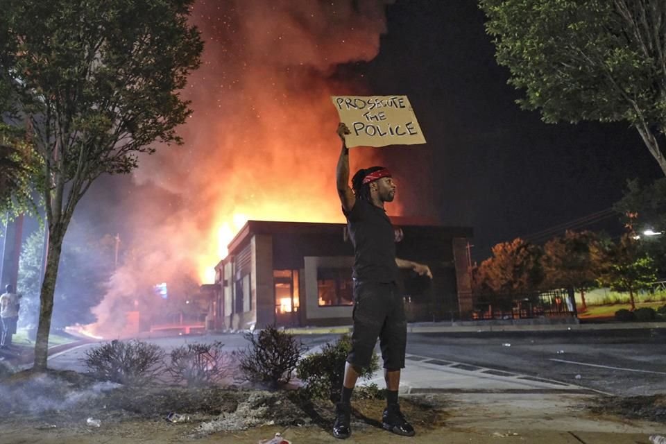 Tras asesinato de afroamericano a manos de Policía el viernes, manifestantes cerraron carreteras e incendiaron restaurante en Atlanta, EU.