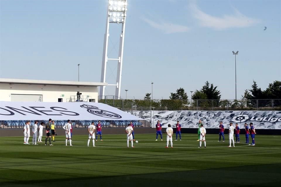 Antes de iniciar el partido, se guardó un minuto de silencio por las víctimas que ha dejado el Covid-19.