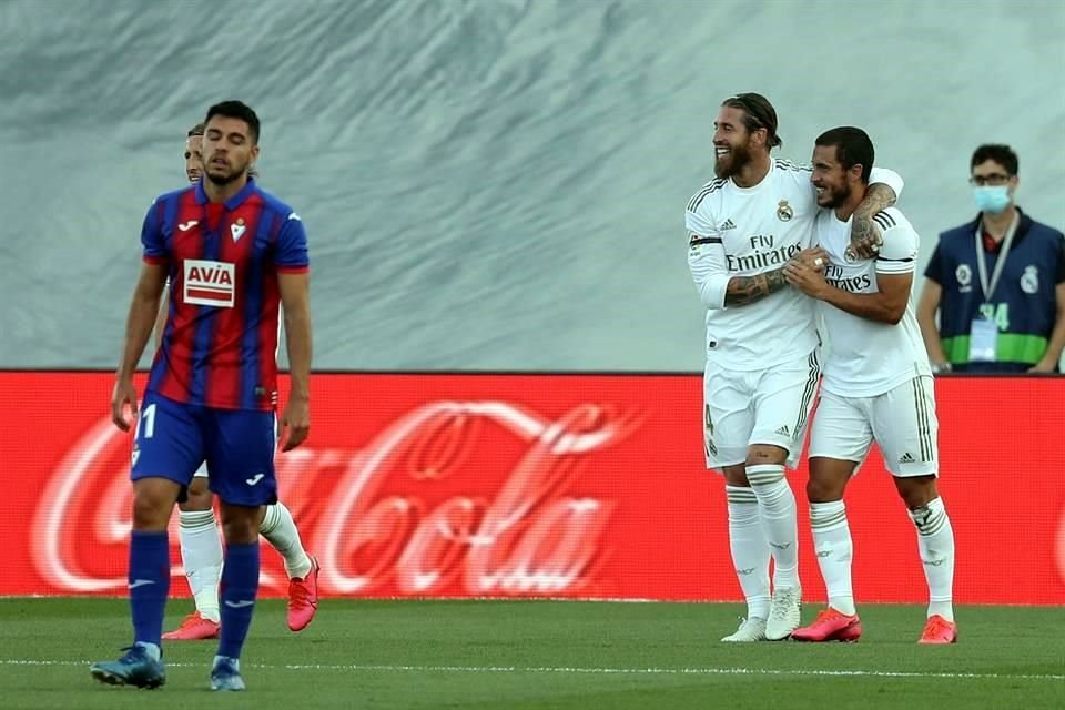 Eden Hazard le hizo un 'regalito' a Sergio Ramos para el segundo gol. El defensor salió jugando desde su zona y la terminó con un pase a las redes.