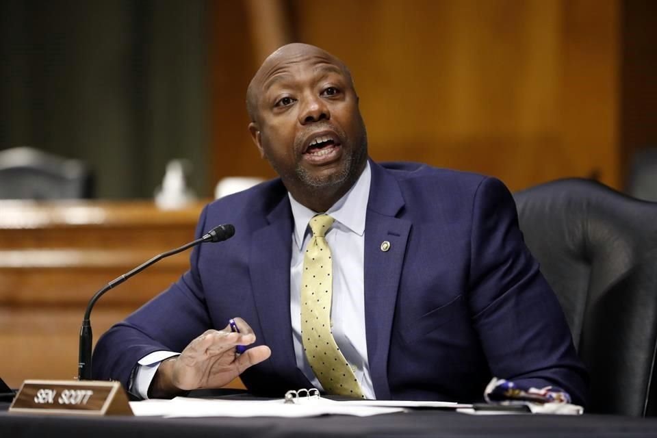 El Senador Tim Scott, uno republicano afroestadounidense en el Senado, patrocina la ley.