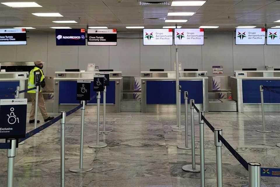 Ante la emergencia sanitaria, el Aeropuerto Internacional de Guadalajara luce casi vacío debido a que hay poca gente dispuesta a viajar.