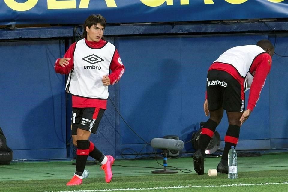 El joven jugador calentó en el duelo ante el Villarreal, pero no debutó.