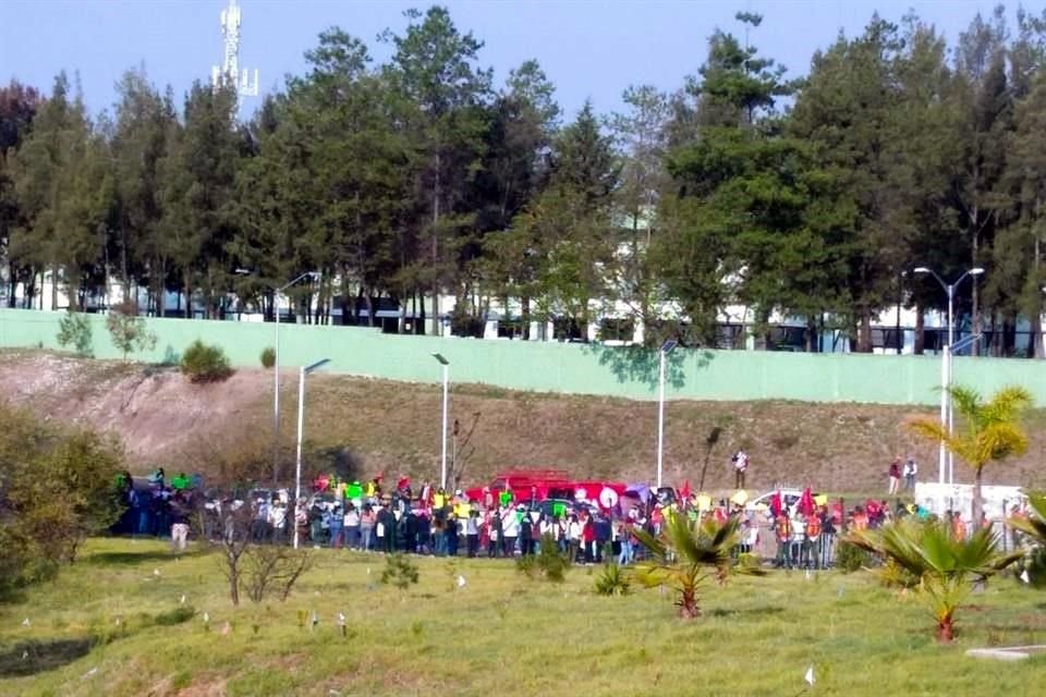 Los gritos de los inconformes se alcanzaron a escuchar en el auditorio donde López Obrador ofreció su conferencia de prensa.