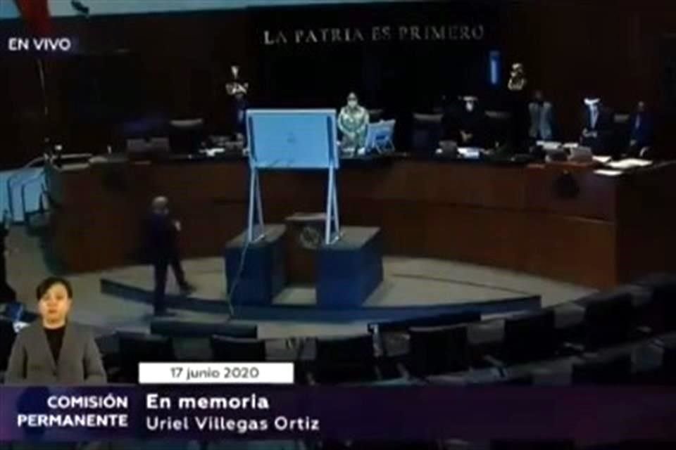 Los legisladores guardaron un minuto de silencio en memoria del juez Villegas y su esposa.