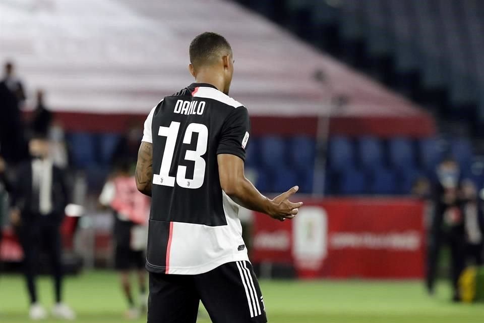 Danilo lamentándose su falla desde el manchón de penal.