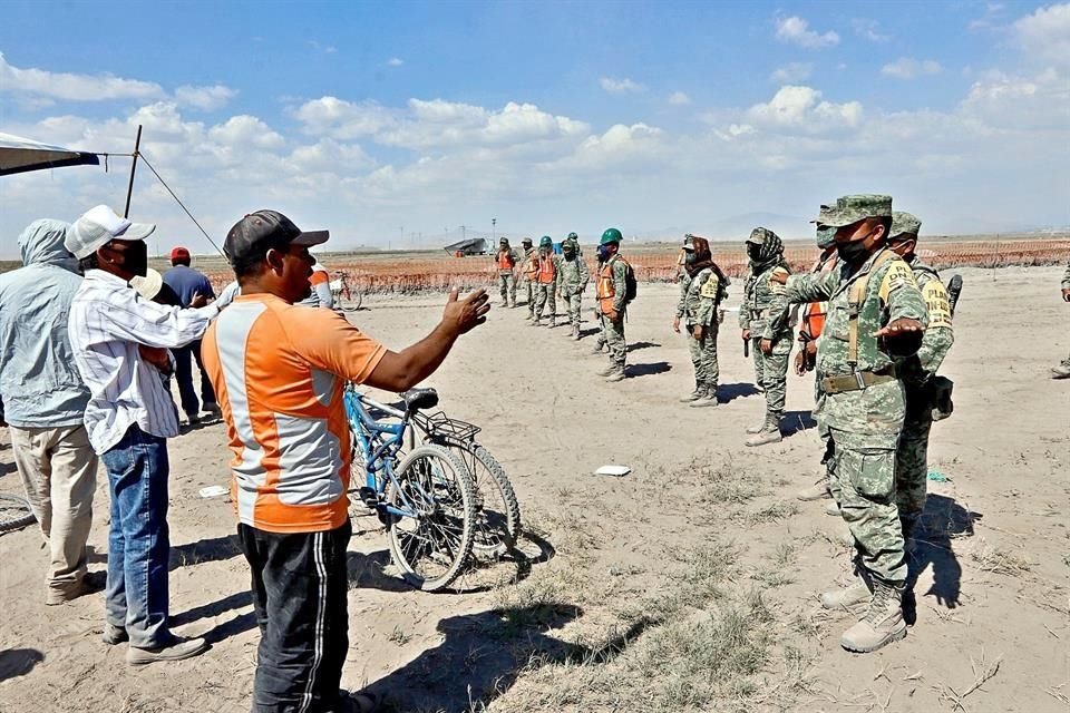 Pobladores de San Miguel Xaltocan llegaron ayer al terreno donde se construye el Aeropuerto de Santa Lucía, pero fueron frenados por militares.