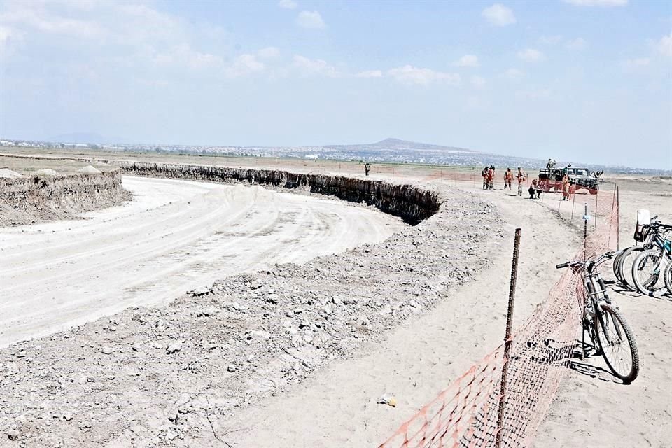 Las conexiones para la nueva terminal aérea se construyen donde antes eran sus parcelas.