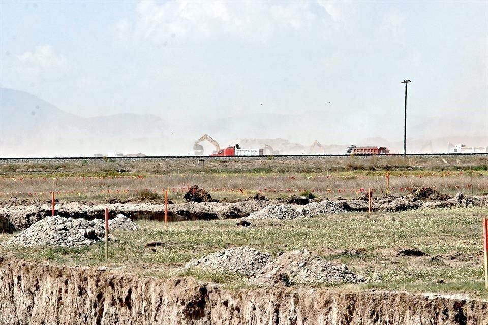 Maquinaria pesada realiza gigantescas excavaciones en la zona.