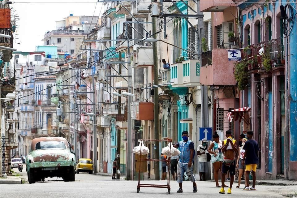 Personas caminan este jueves por uno de los barrios de La Habana, Cuba.