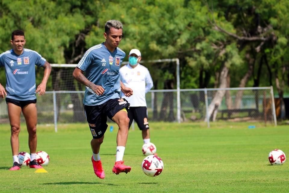 Ulises Cardona y Francisco Meza se integraron al trabajo con los felinos.